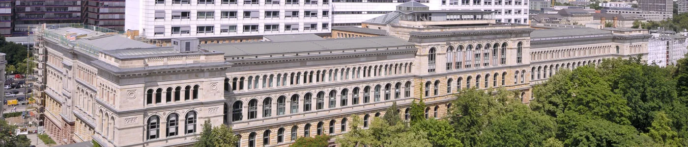 Hauptgebäude der TU Berlin mit klassischer Architektur und grüner Umgebung.